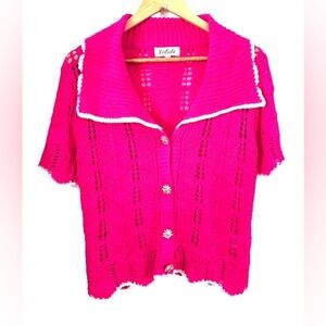 Listicle hot pnk crochet s/s swtr w wht scallop trm & rhinestone buttons SZ M